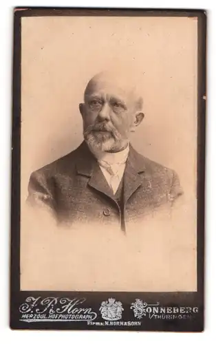Fotografie J. R. Horn, Sonneberg i. Thüringen, Älterer Herr mit Bart im Anzug