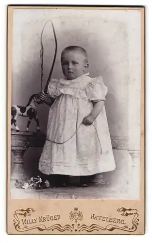 Fotografie Willy Krüger, Havelberg, Kleinkind im Kleid mit Gerte