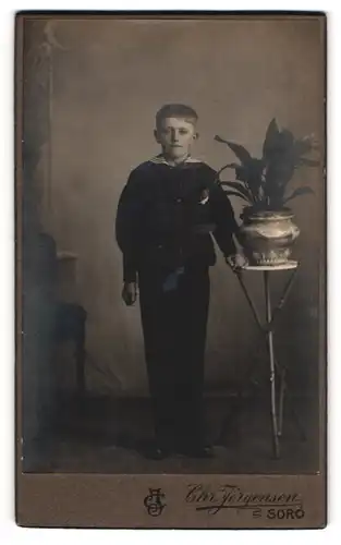 Fotografie Chr. Jorgensen, Sorö, Junge im Matrosenanzug, Portrait