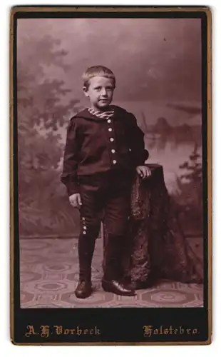 Fotografie A. H. Vorbeck, Holstebro, Junge im Matrosenanzug, Portrait