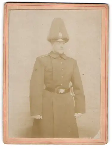 Fotografie unbekannter Fotograf und Ort, Einjährig Freiwilliger Soldat mit Bajonett, Pickehaube mit Paradebusch