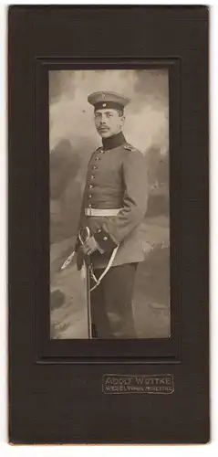 Fotografie Adolf Wuttke, Wesel /Rhein, Hohestrasse 1, Soldat Böcker mit Portepee am Säbel in Uniform
