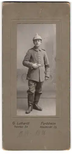 Fotografie G. Luthardt, Forchheim, Klosterstrasse 13, Junger Soldat in Feldgrau mit Tarnbezug auf der Pickelhaube