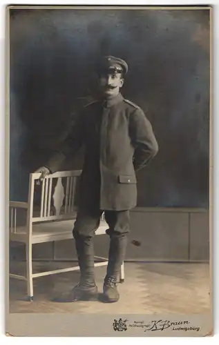 Fotografie K. Braun, Ludwigsburg, Stuttgarterstrasse 10, Soldat mit Schnauzbart in Uniform