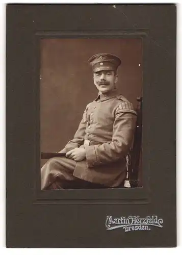 Fotografie Martin Herzfelde, Dresden, Soldat des Musikkorps in Uniform mit Schützenschnur und Portepee, Bajonett, XII 9