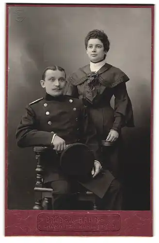 Fotografie Brüder Hahn, Chemnitz, Königstrasse 21, Soldat in Uniform mit seiner Gattin