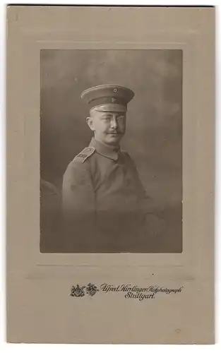 Fotografie Alfred Hirrlinger, Stuttgart, Gartenstrasse 9, Soldat mit Zwicker in Uniform, Reg. 119