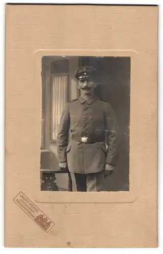 Fotografie Josef Henne, Düsseldorf, Ross-Strasse 65, Schnauzbärtiger Soldat in Feldgrau