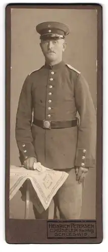 Fotografie Heinrich Petersen, Schleswig, Soldat mit Schirmmütze in Uniform