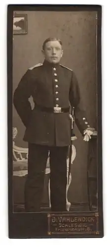 Fotografie J. Vahlendick, Schleswig, Friedrichstrasse 8, Soldat in Uniform mit Portepee am Bajonett