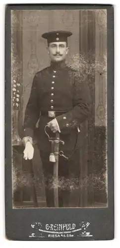 Fotografie G. Reinhold, Riesa, Soldat mit Krätzchen in Uniform, Portepee an der Hiebwaffe