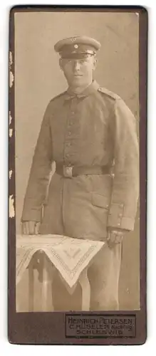 Fotografie Heinrich Petersen, Schleswig, Soldat des 84ten Regiments in Uniform