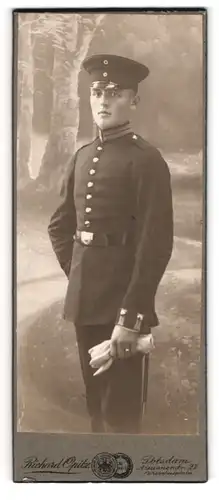 Fotografie Richard Opitz, Potsdam, Nauenerstrasse 27, Gardesoldat Oswald Kluge in Uniform mit Bajonett