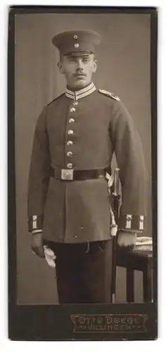 Fotografie Otto Doege, Villingen, Gardesoldat mit Portepee, Bajonett in Uniform