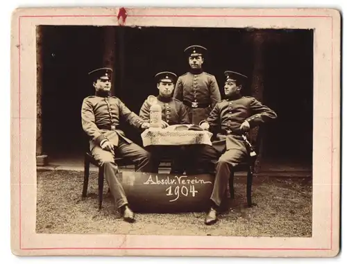 Fotografie unbekannter Fotograf und Ort, Vier Soldaten in Uniform, Portepee, Bajonett, Absolv. Verein 1904