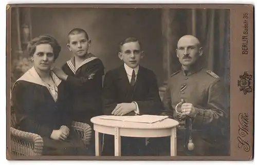 Fotografie G. Wilke, Berlin, Badstrasse 35, Gestandener Soldat mit Orden in Uniform, Portepee und Säbel mit Familie