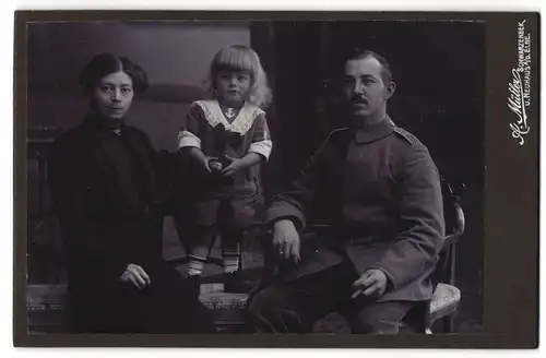 Fotografie A. Müller, Schwarzenbek, Soldat in Uniform, Reg. 31, mit Gattin und Tochter