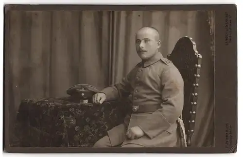 Fotografie E. Unterkeller, Langen, Friedrichstrasse 17, Junger Soldat in Feldgrau mit Portepee, Bajonett, Reg. 83
