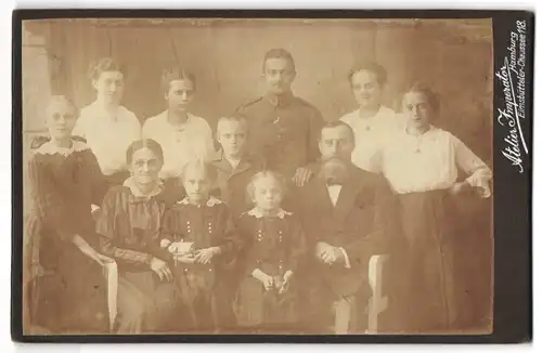Fotografie Atelier Imperator, Hamburg, Eimsbütteler-Chaussee 118, Junger Uffz. mit Ordensband in Uniform, Familienfoto