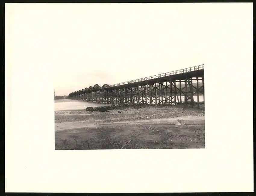 Fotoalbum mit 90 Fotogravur, Ansicht Beppu, Strassen mit Geschäften, Geisha, Segelschiff, Eisenbahnbrücke, Rikscha 10