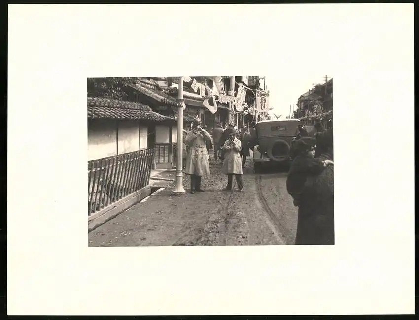 Fotoalbum mit 90 Fotogravur, Ansicht Beppu, Strassen mit Geschäften, Geisha, Segelschiff, Eisenbahnbrücke, Rikscha 3