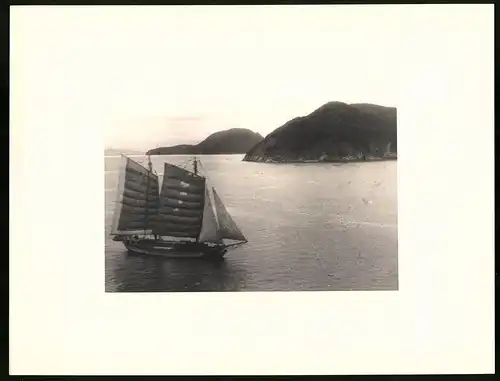Fotoalbum mit 90 Fotogravur, Ansicht Beppu, Strassen mit Geschäften, Geisha, Segelschiff, Eisenbahnbrücke, Rikscha