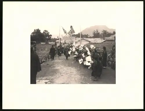 Fotoalbum mit 90 Fotogravur, Ansicht Beppu, Strassen mit Geschäften, Geisha, Segelschiff, Eisenbahnbrücke, Rikscha