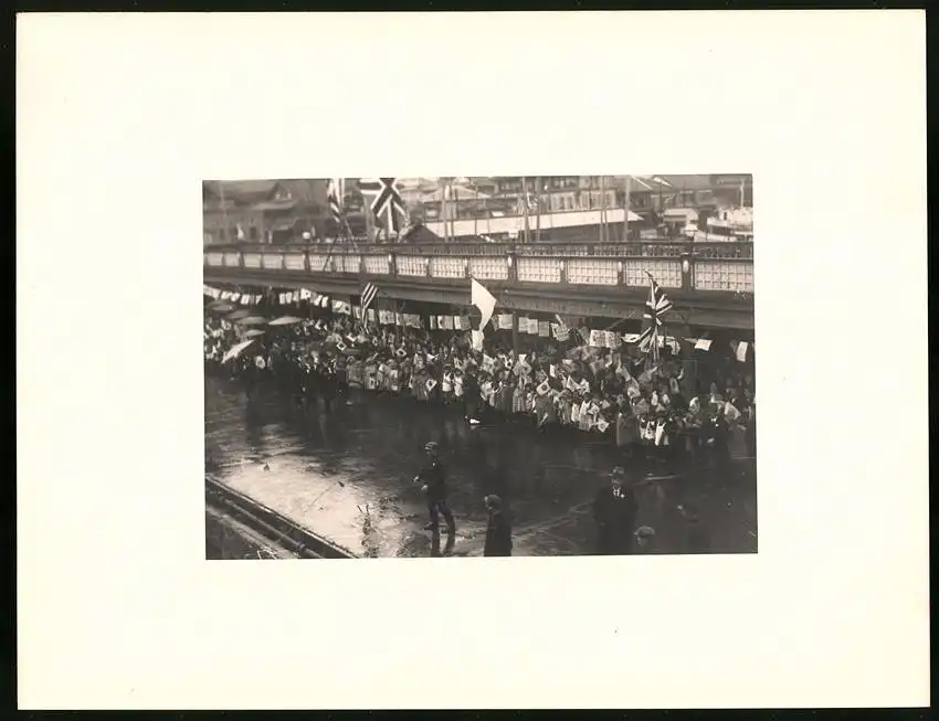 Fotoalbum mit 90 Fotogravur, Ansicht Beppu, Strassen mit Geschäften, Geisha, Segelschiff, Eisenbahnbrücke, Rikscha 57