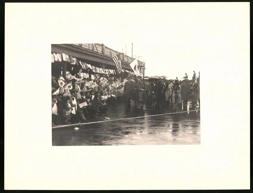 Fotoalbum mit 90 Fotogravur, Ansicht Beppu, Strassen mit Geschäften, Geisha, Segelschiff, Eisenbahnbrücke, Rikscha 58
