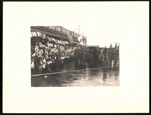 Fotoalbum mit 90 Fotogravur, Ansicht Beppu, Strassen mit Geschäften, Geisha, Segelschiff, Eisenbahnbrücke, Rikscha