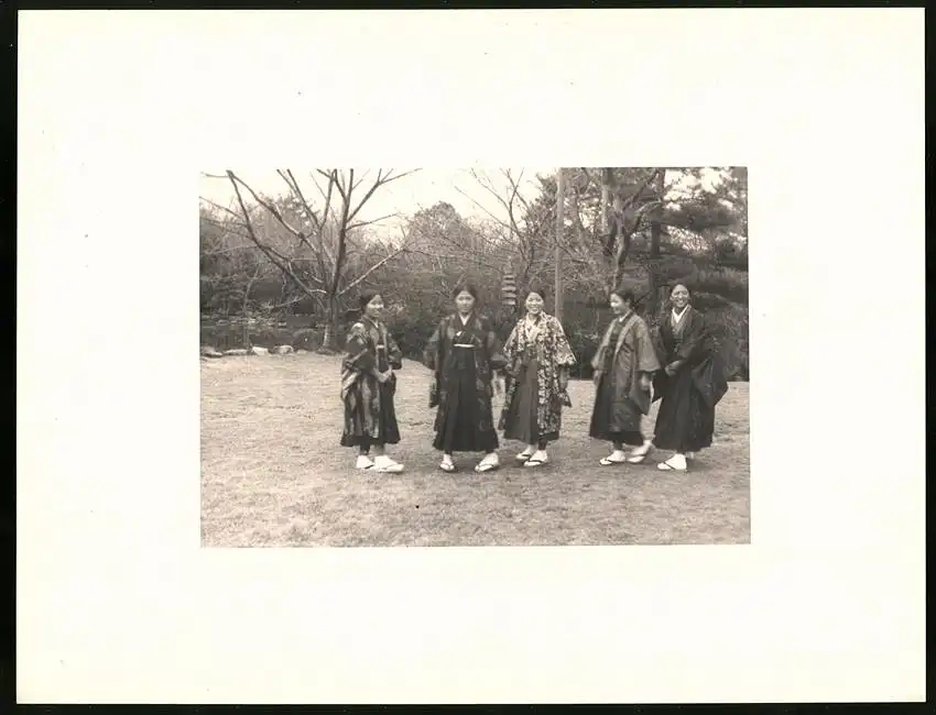 Fotoalbum mit 90 Fotogravur, Ansicht Beppu, Strassen mit Geschäften, Geisha, Segelschiff, Eisenbahnbrücke, Rikscha 61
