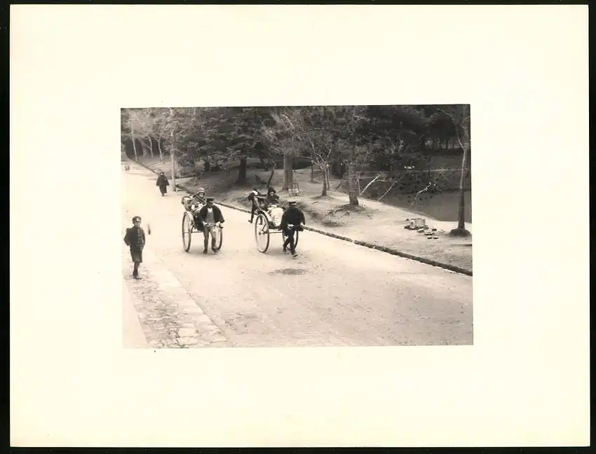 Fotoalbum mit 90 Fotogravur, Ansicht Beppu, Strassen mit Geschäften, Geisha, Segelschiff, Eisenbahnbrücke, Rikscha 73