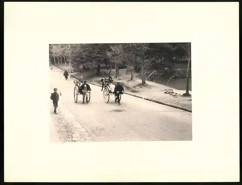 Fotoalbum mit 90 Fotogravur, Ansicht Beppu, Strassen mit Geschäften, Geisha, Segelschiff, Eisenbahnbrücke, Rikscha