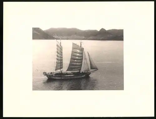 Fotoalbum mit 90 Fotogravur, Ansicht Beppu, Strassen mit Geschäften, Geisha, Segelschiff, Eisenbahnbrücke, Rikscha