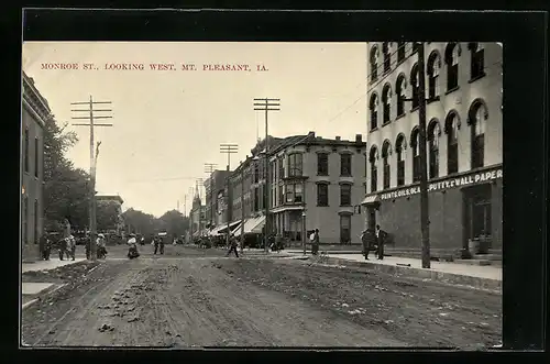 AK Mt. Pleasant, IA, Monroe St., Looking West