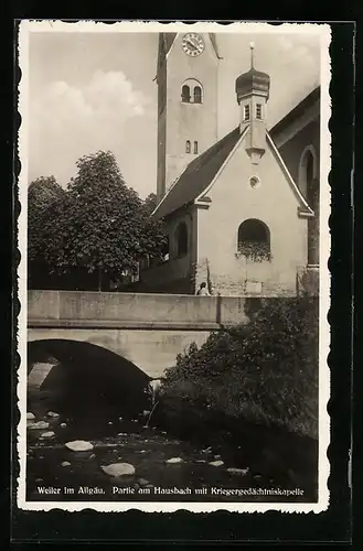 AK Weiler im Allgäu, Partie am Hausbach mit Kriegergedächtniskapelle