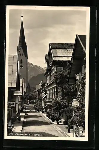 AK Oberstdorf, Kirchstrasse mit Gebäudezeile