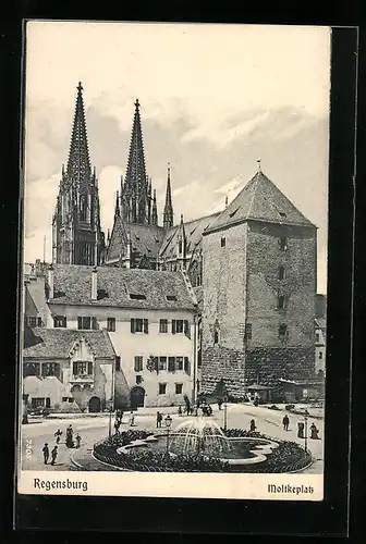 AK Regensburg, Partie am Moltkeplatz mit Brunnen und Blick auf die Kirchtürme