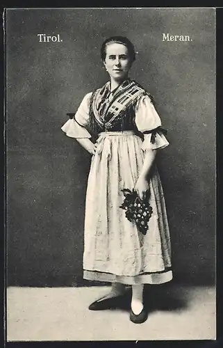 AK Meran /Tirol, Dame in italienischem traditionellen Kleid