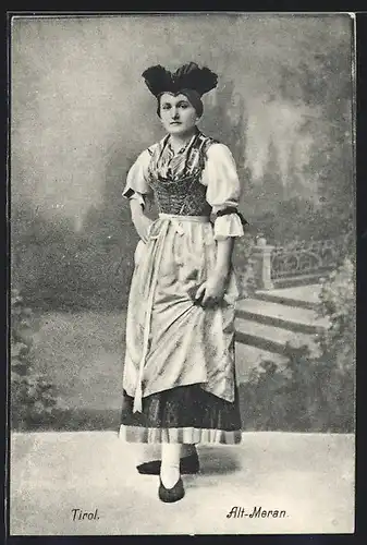 AK Meran /Tirol, Dame in traditioneller italienischer Tracht und Kopfbedeckung
