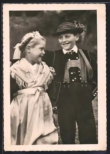 AK Bolzano, Zwei Kinder in italienischen Trachten mit weissem Kleid und Hut