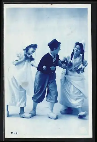 AK Drei junge Holländer in niederländischen traditionellen Trachten