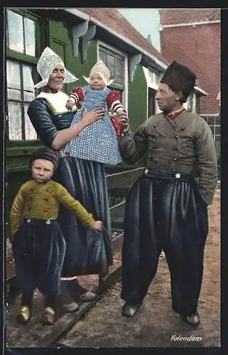 AK Niederländisches Paar mit Kleinkindern in traditioneller Kleidung