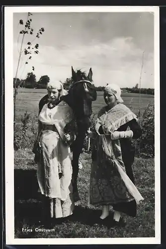 AK Fries Costuum, Zwei niederländische Damen in Trachten mit Pferd