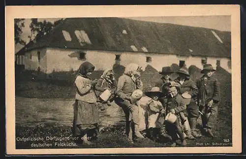 AK Ostgalizische Dorfjugend in Tracht vor einer deutschen Feldküche
