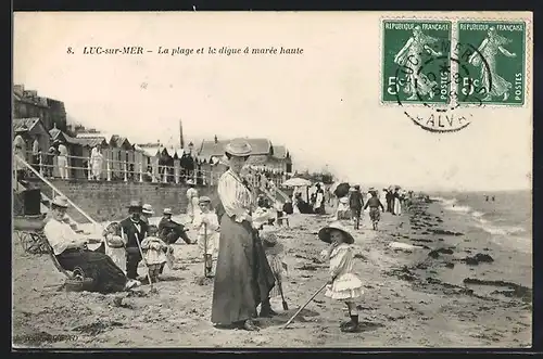 AK Luc-sur-Mer, la plage et la digue à marée haute, des familles sur le sable