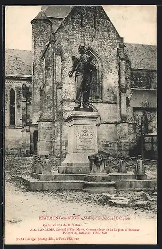 AK Beaumont-en-Auge, Statue de Colonel Langlois