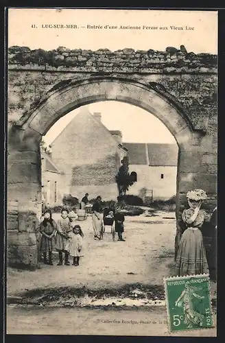 AK Luc-sur-Mer, Entrée d`une Ancienne Ferme au Vieux Luc