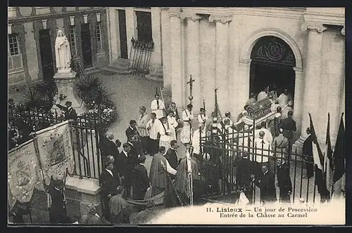 AK Lisieux, l`entrée de la châsse au Carmel un jour de procession