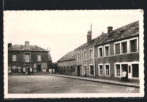 AK Livarot, Place Georges-Bisson et l`Hotel de Ville